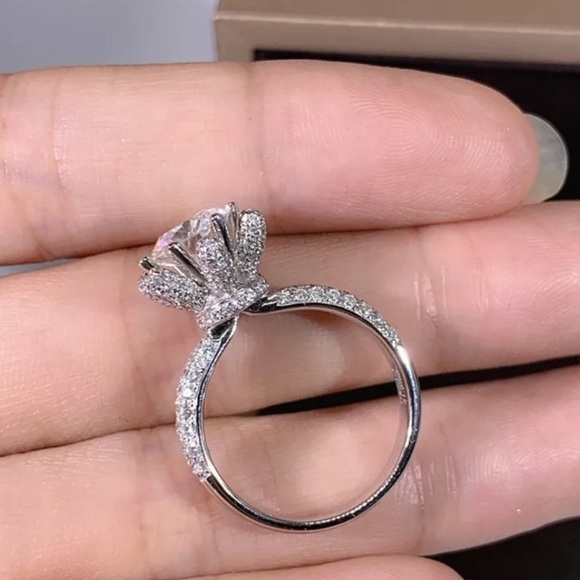 NEW 18k White Gold 3 Carat Floral Engagement Ring - Picture 4 of 9